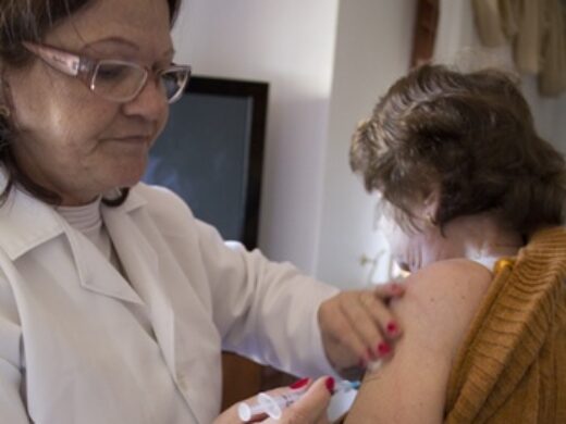 Programa Vacinação em Casa atinge meta de idosos imunizados em Passo Fundo