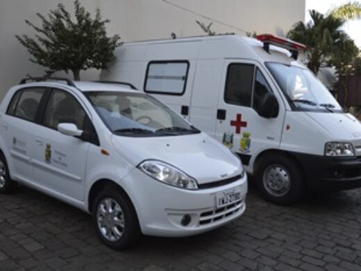 Prefeitura entrega dois novos veículos para Secretaria de Saúde