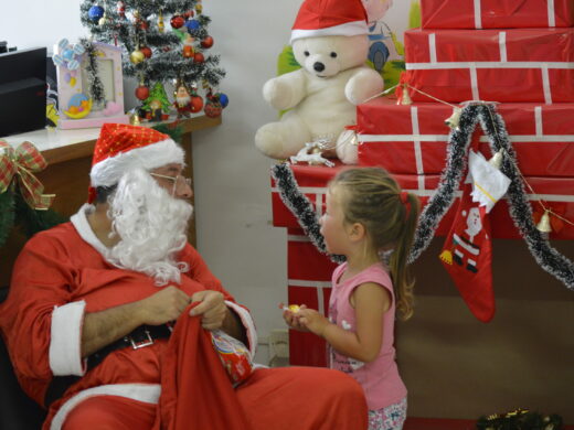 Hospital Municipal recebe a visita do Papai Noel