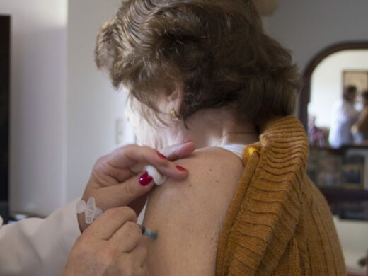 População pode agendar vacina em casa para idosos