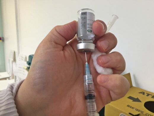 ﻿Prefeitura vacina mais de 2 mil idosos em casa