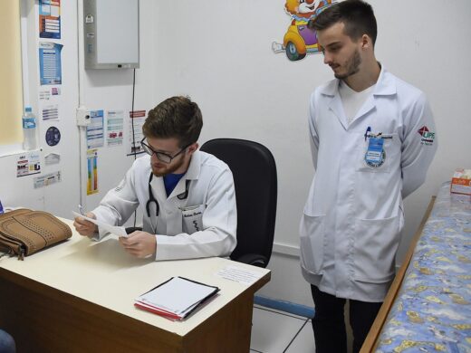 Alunos e professores atendem no Hospital Municipal