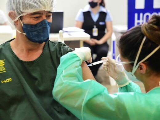 Profissionais de saúde dos hospitais são vacinados