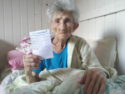 Idosos acamados começam a ser vacinados