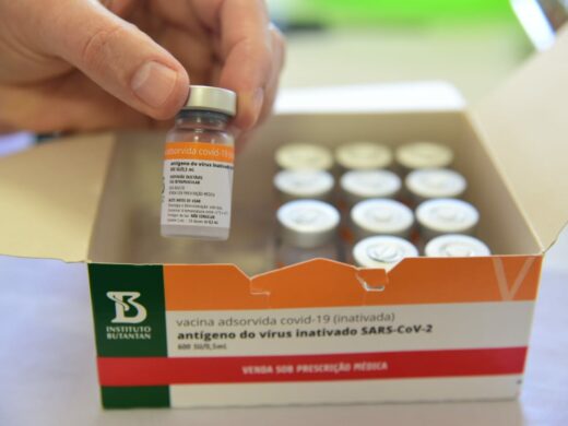 Vacinação foi retomada nesta sexta-feira (12)