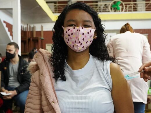 Vacinação de pessoas com mais de 18 anos