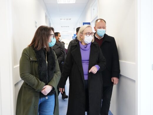 Secretária estadual de Saúde, Arita Bergmann, visita o Hospital Municipal e avalia a gestão em saúde do Município