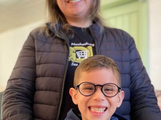 Crianças recebem óculos gratuitos da Prefeitura