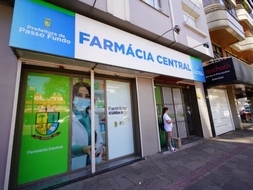 Prefeitura amplia acesso a medicamentos com farmácia 24h, unidades nos bairros e serviço móvel