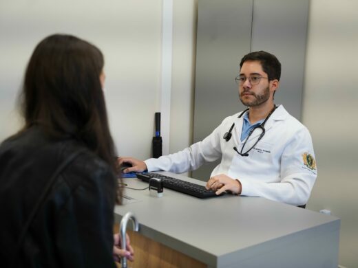 Prefeito Pedro assina projeto que autoriza contratações de médicos e profissionais da área da Saúde