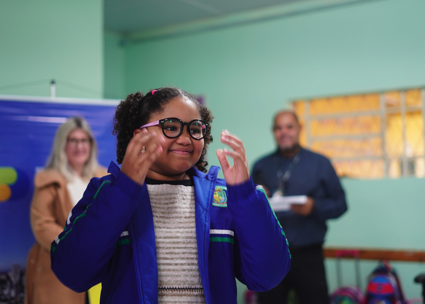 Prefeitura entrega mais de 300 óculos para estudantes da rede municipal em 2026