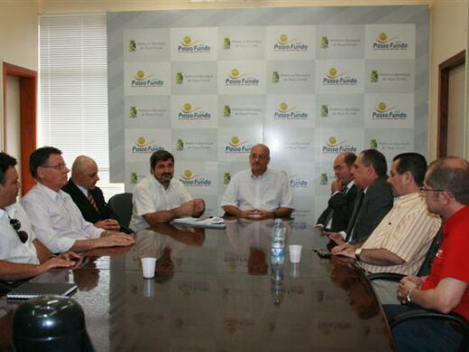 Prefeito assina contrato para Estudo de Viabilidade da Plataforma Logística Mult