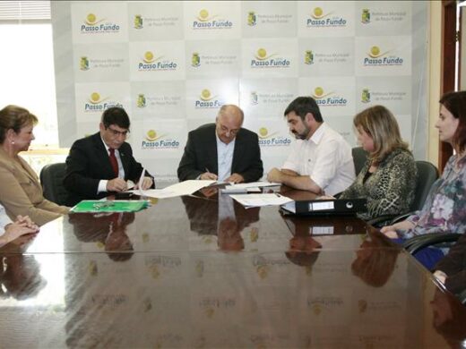 Prefeitura e FUPF assinam convênio para elaboração do Plano de Saneamento