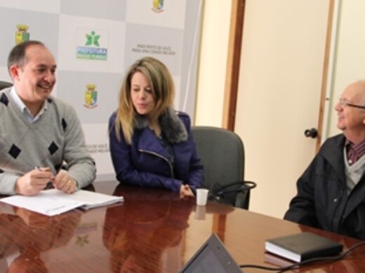 Prefeito assina autorização para reforma do Teatro Múcio de Castro