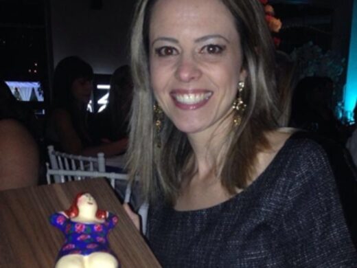 Secretária Ana Paula Wickert recebe prêmio por atuação na política