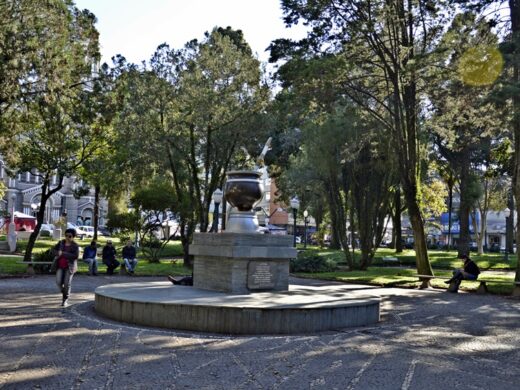 Praça Marechal Floriano ganhará novos bancos