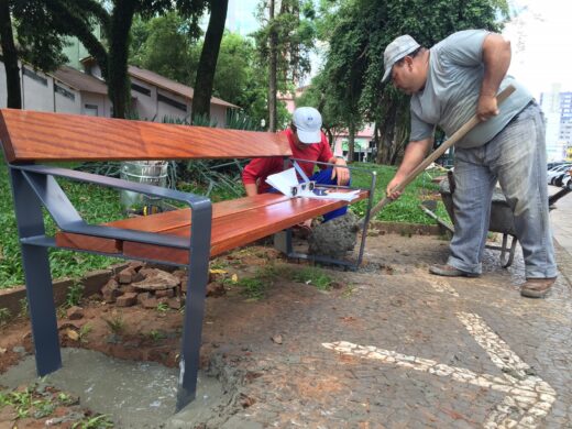Prefeitura instala novos bancos na Praça Marechal
