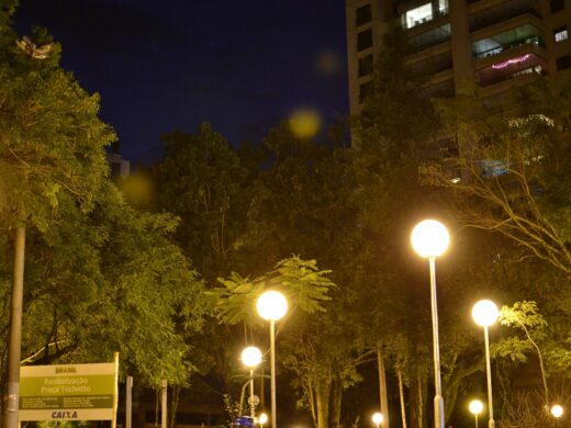 Praça Tochetto ganha nova iluminação