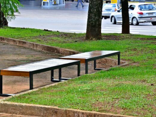 Praça Cecy Leite Costa já tem novos bancos