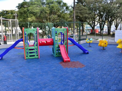 Praça Tochetto tem playground diferenciado