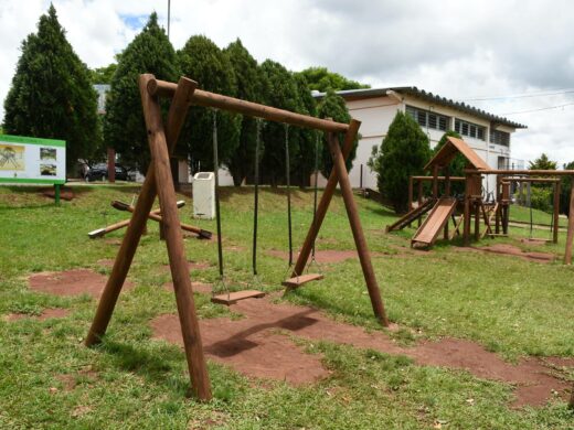 Placas para orientar a utilização de playgrounds