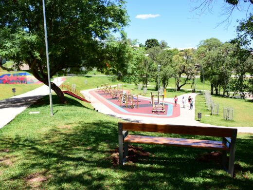 Prefeitura instala novos bancos no Parque da Gare