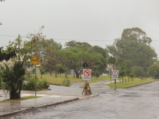 Desvio para caminhões na avenida tem adaptação