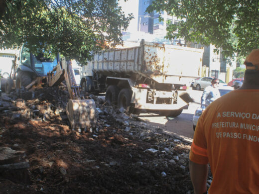 Serviços de recuperação na Praça Antonino Xavier