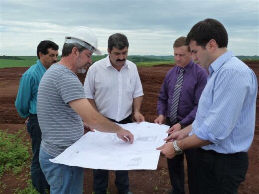 Cecconello e Patussi visitam obras do presídio