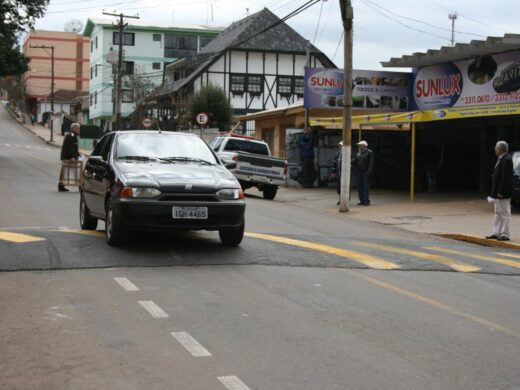 Após pedido da comunidade, Prefeitura instala lombada na Fagundes dos Reis