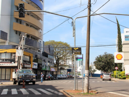 Nove semáforos são instalados em quatro cruzamentos do centro de Passo Fundo