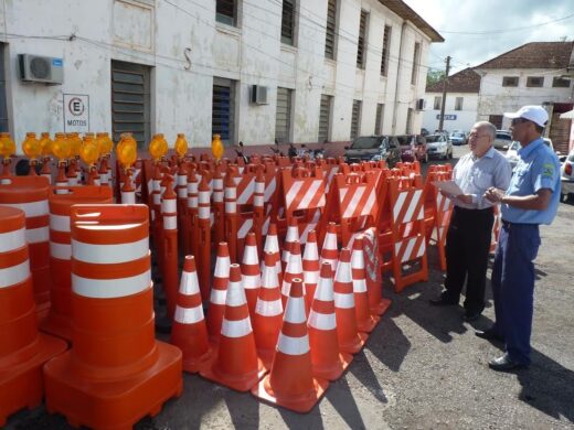 Prefeitura entrega equipamentos de sinalização de Trânsito