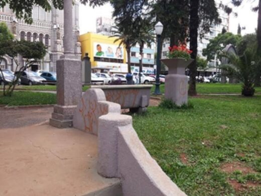 Prefeitura e Brigada trabalham para identificar pichadores da Praça da Cuia