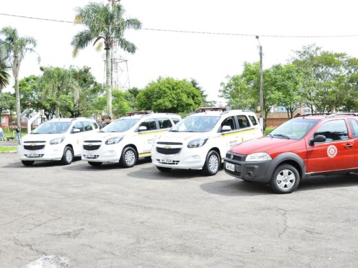 Prefeitura entrega viaturas ao governo do Estado