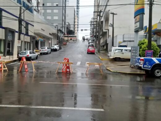 Rua Independência interrompida em trecho central
