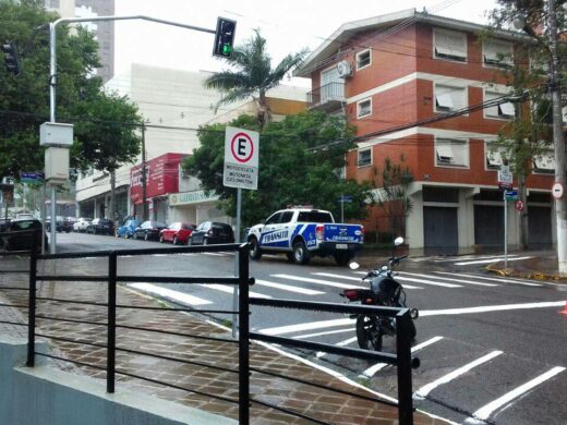 Novos semáforos organizam e ampliam segurança