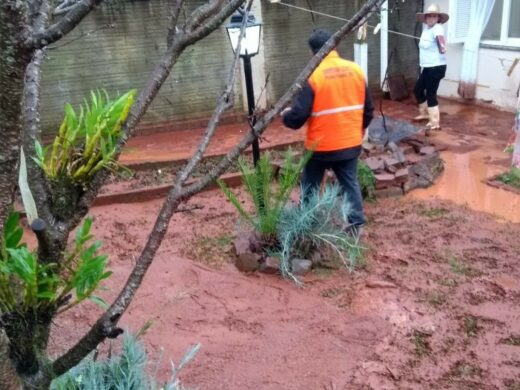 Auxílio a famílias atingidas pelas chuvas