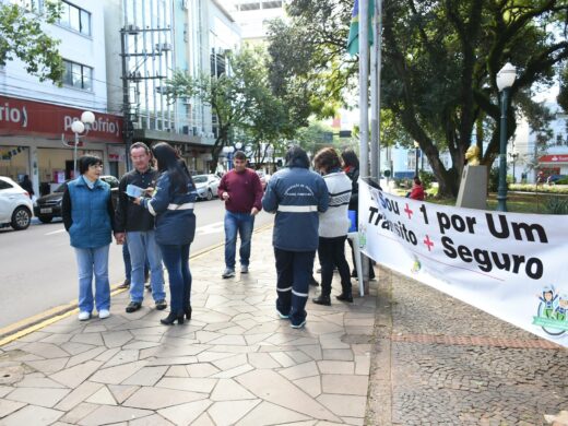 Pedestres e ciclistas recebem orientações