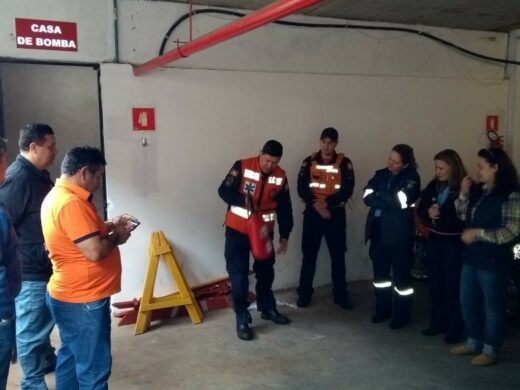 Servidores têm de curso de combate a incêndio