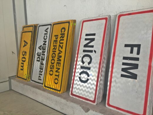 Restauração de placas de trânsito garante economia