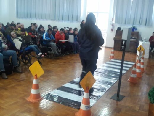 Apae recebe visita do Núcleo de Trânsito