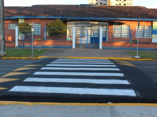 Melhorias na sinalização em frente a escola