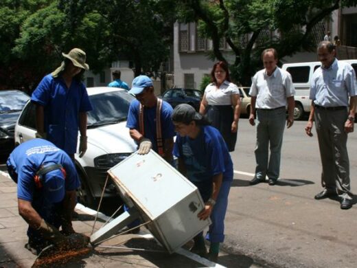 Prefeitura retira lixeiras e demarca espaço para contêineres