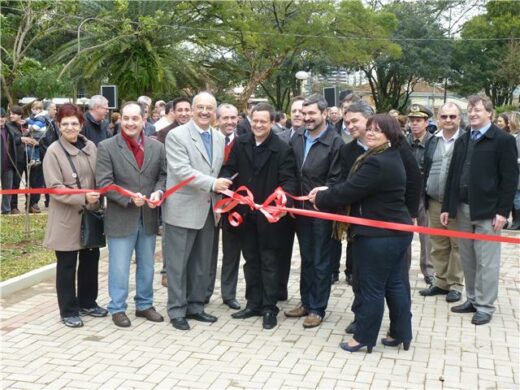 Prefeitura entrega revitalização da praça Capitão Jovino