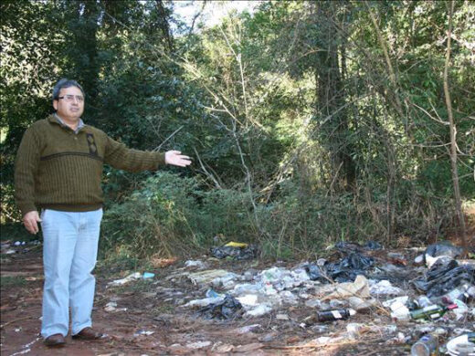 Prefeitura retira lixo do Bosque