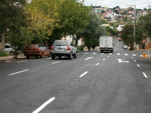 Trânsito: sentido único na Eduardo de Brito