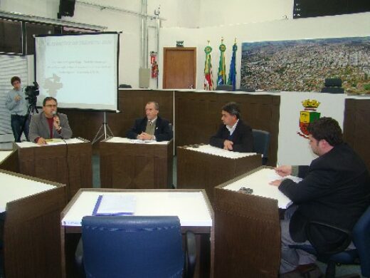 Secretário mostra projeto do trânsito a vereadores