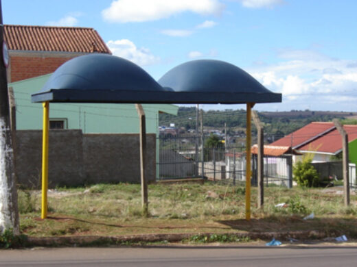 População recebe abrigos de ônibus