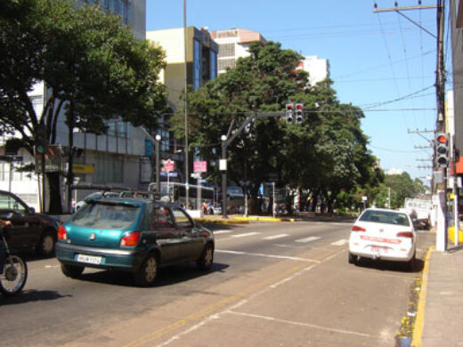 Lombadas e semáforos devem funcionar ainda este mês