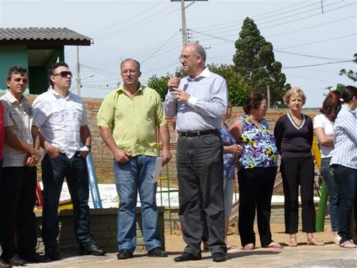 Duas praças entregues no domingo